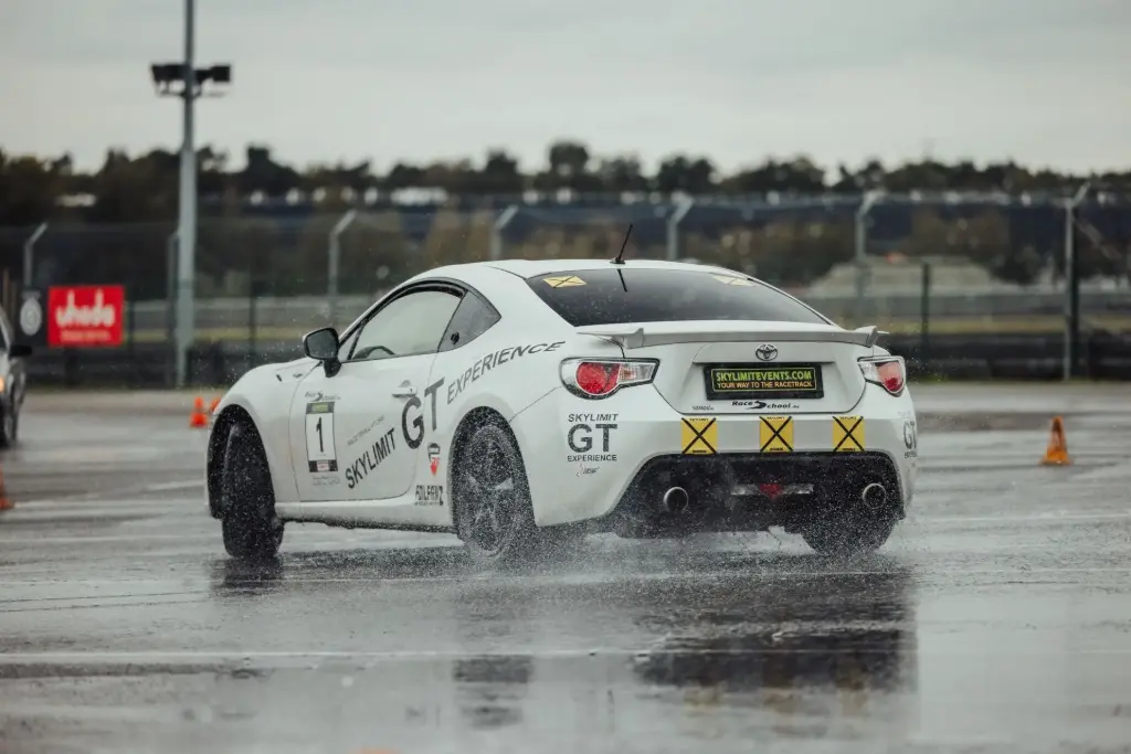 Bon cadeau : École de drift avec voiture de location - formule 4 (partagée avec 4 personnes)